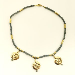 collana 3 medaglie martellate cristalli grigi opachi