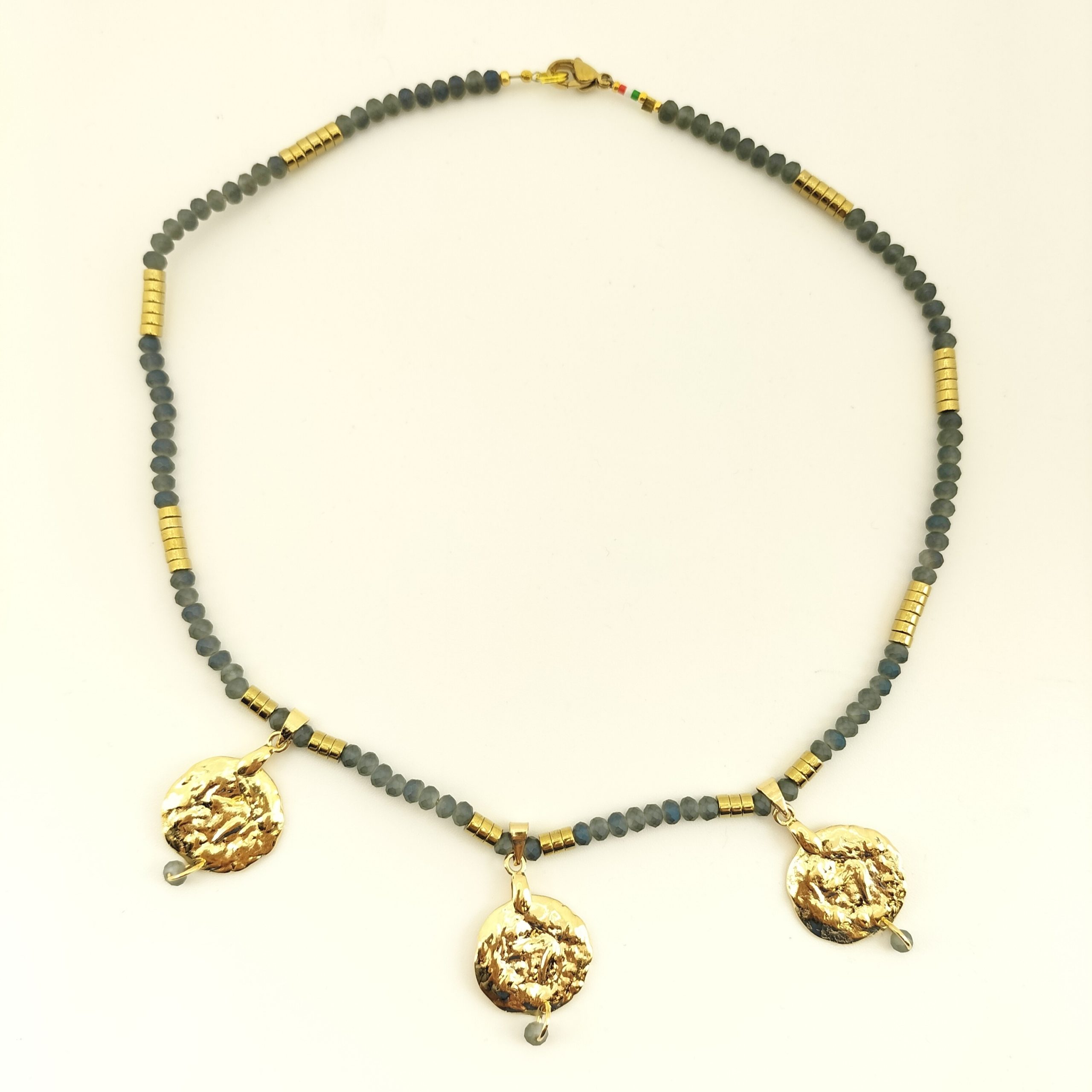 COLLANA 3 MEDAGLIE MARTELLATE CRISTALLI GRIGI OPACHI COLLANA 3 MEDAGLIE MARTELLATE CRISTALLI GRIGI OPACHI