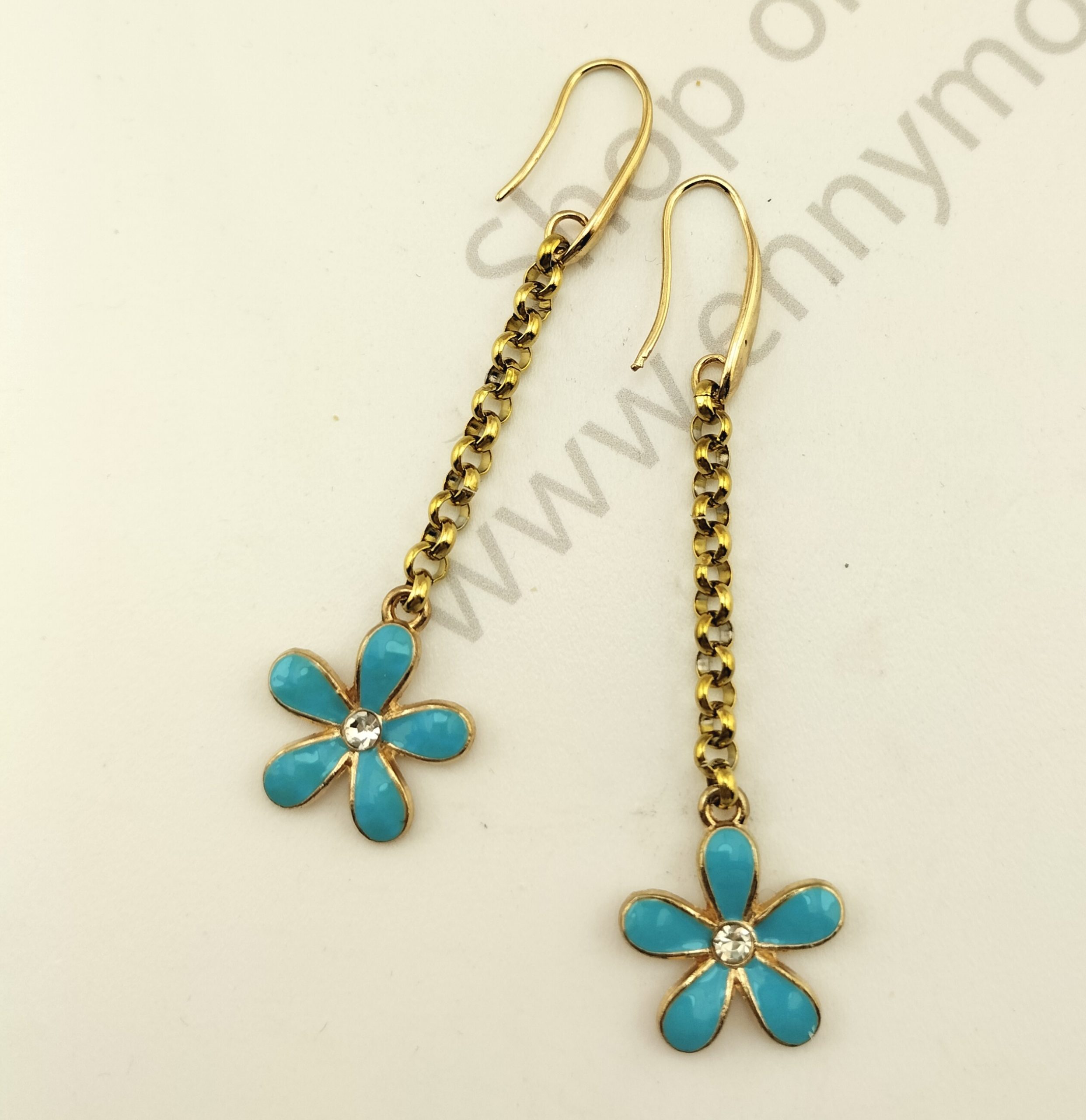 Orecchini con fiori smaltati turchesi. Orecchini con fiori smaltati turchesi.