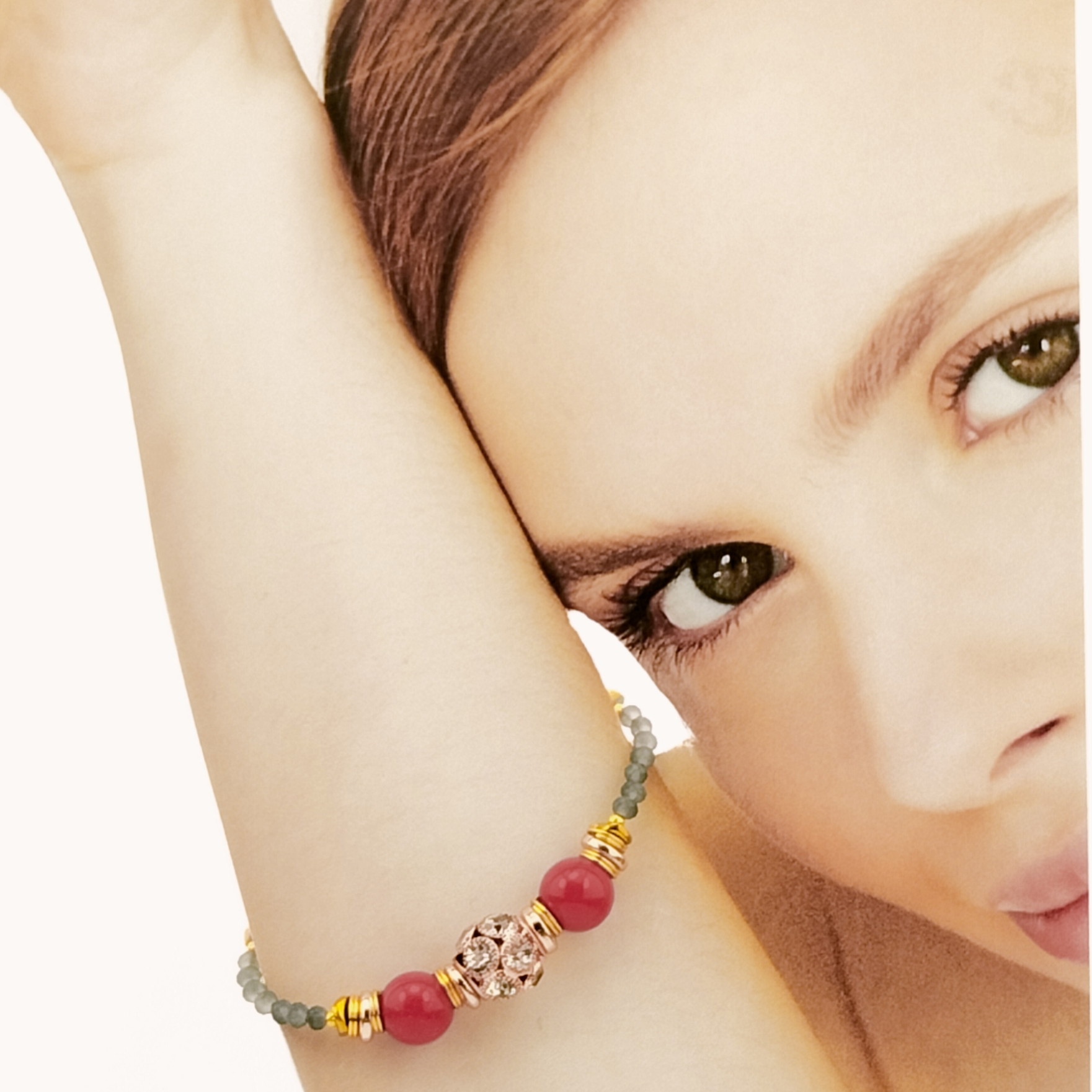 BRACCIALE CON CRISTALLI GRIGIO SABBIATI E RESINE ROSSE BRACCIALE CON CRISTALLI GRIGIO SABBIATI E RESINE ROSSE