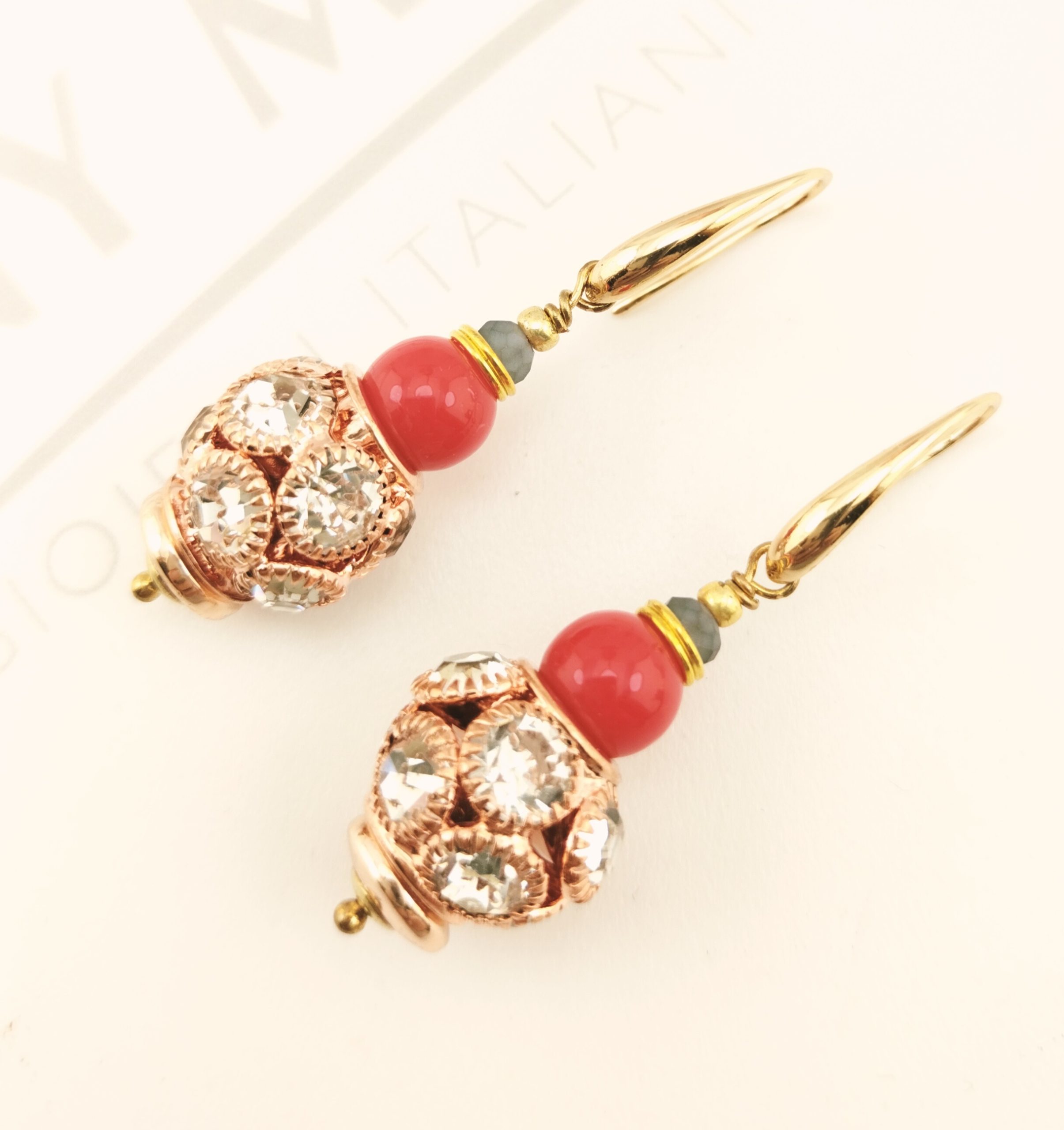 orecchini in lega orafa dorata sfere rame con swarovski