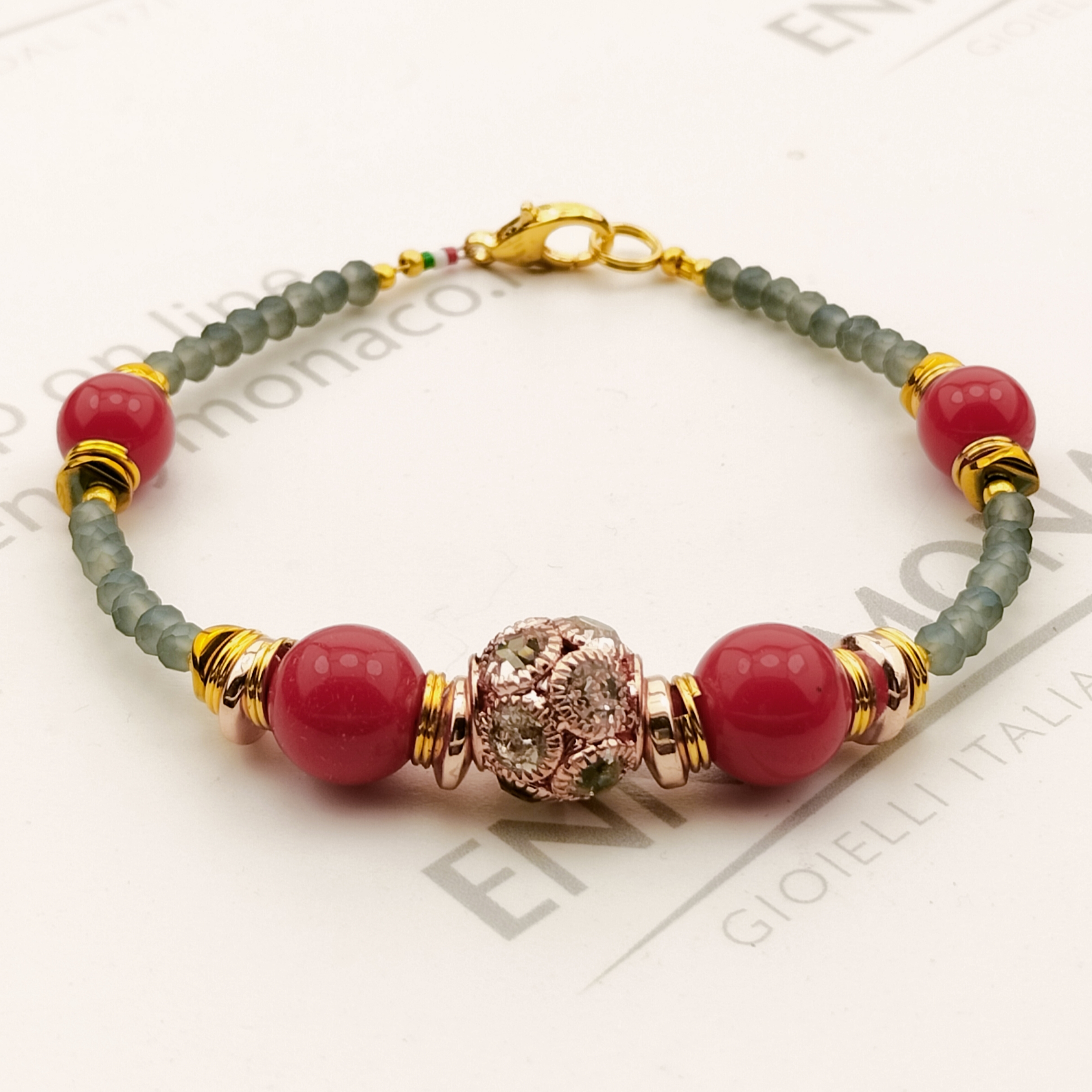 bracciale con cristalli grigio sabbiati e resine rosse