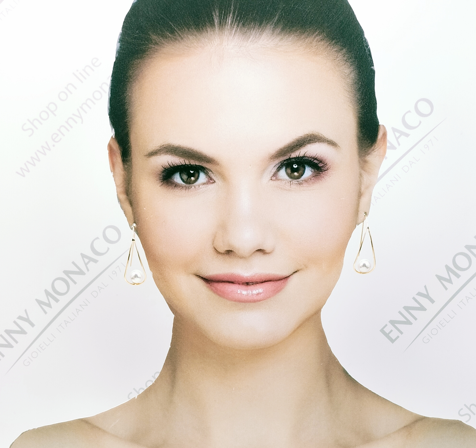 ORECCHINI FILO OTTONE DORATO SUNPEARL 8mm ORECCHINI FILO OTTONE DORATO SUNPEARL 8mm