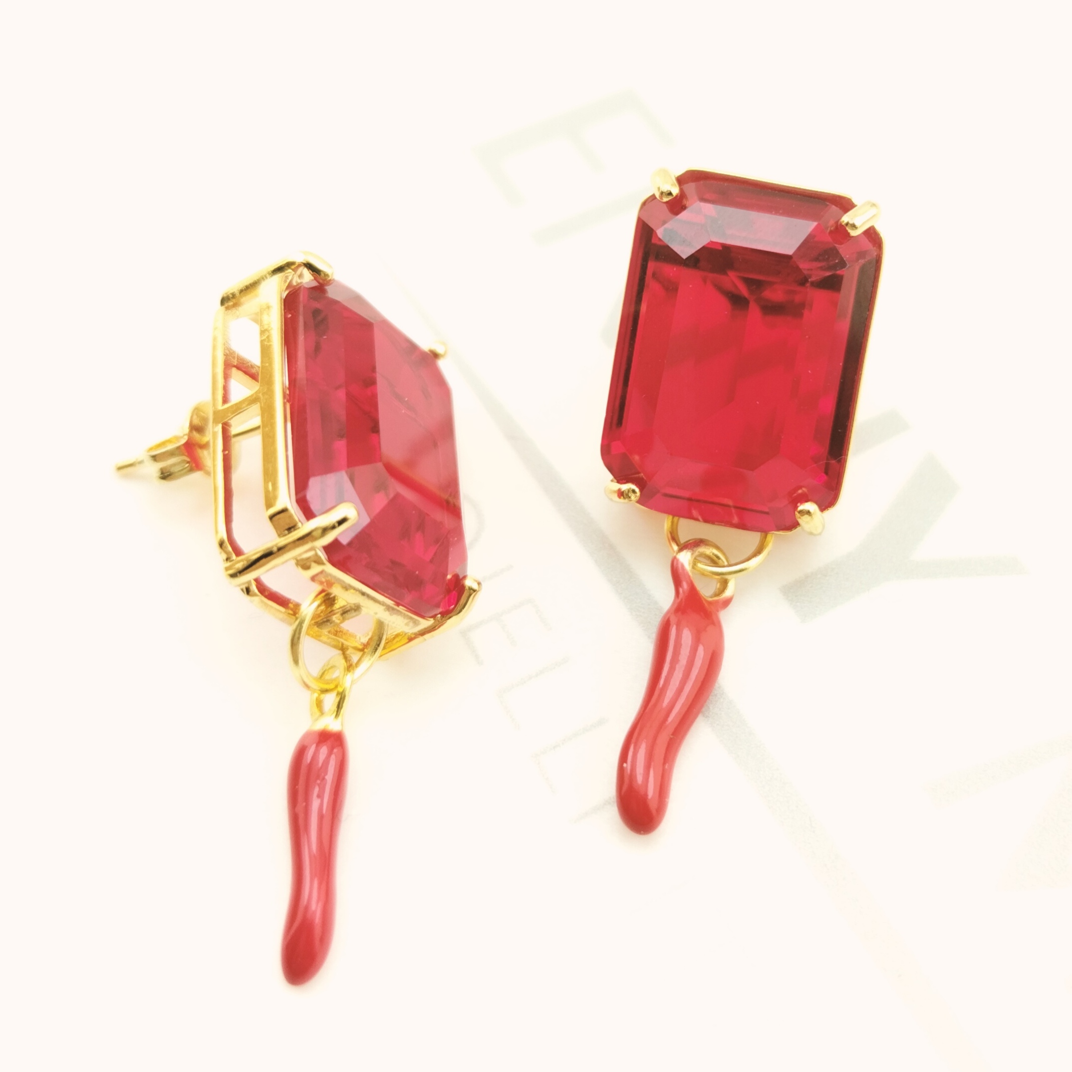 ORECCHINI PERNO RUBINO CRISTAL 13X18 CON GRIFFE ORECCHINI PERNO RUBINO CRISTAL 13X18 CON GRIFFE